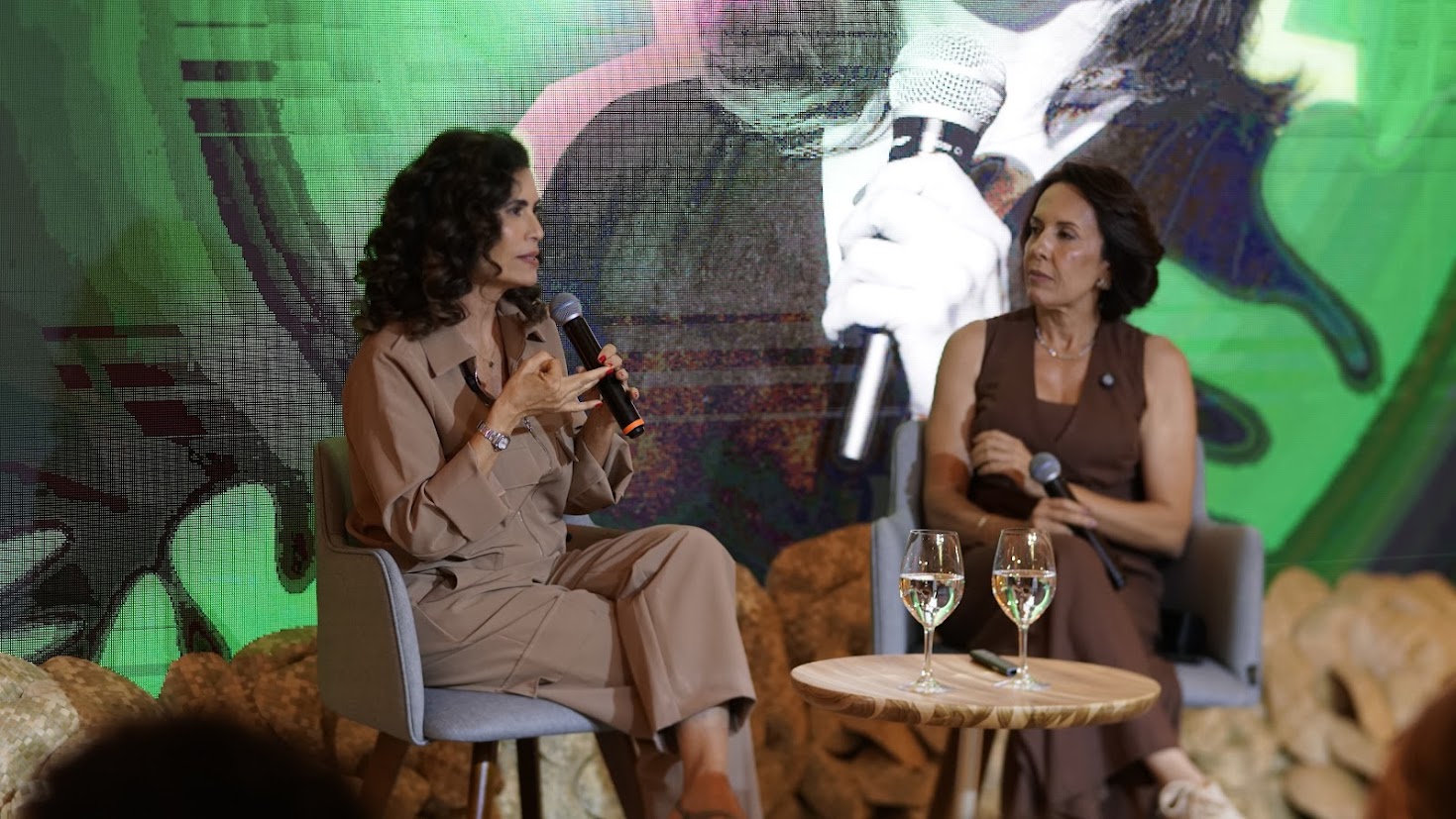 Painel de conversa entre palestrantes